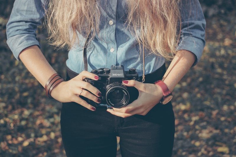 photographe-CLANS-min_hand-person-girl-woman-camera-photography-614-pxhere.com